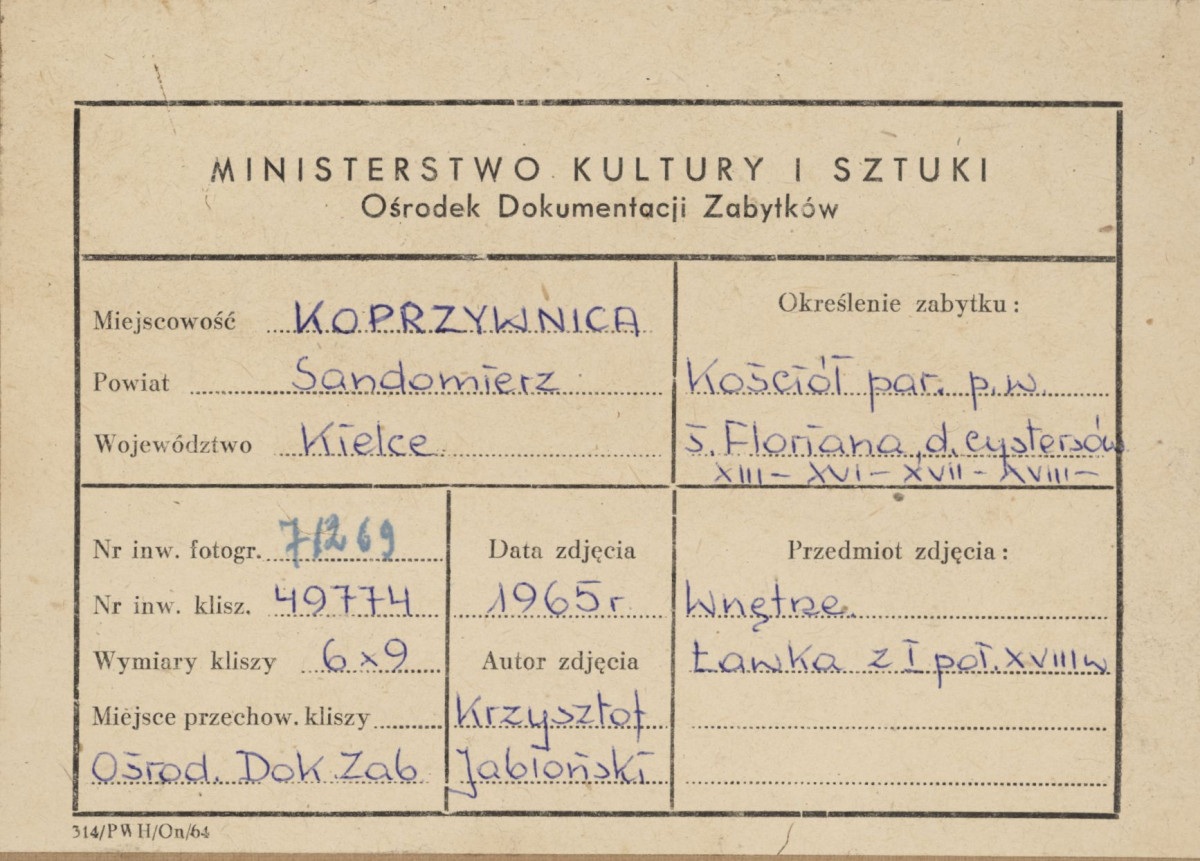 Zespół klasztorny - kościół, wnętrze, widok ławki z ornamentem snycerskim - metryczka, skan 1