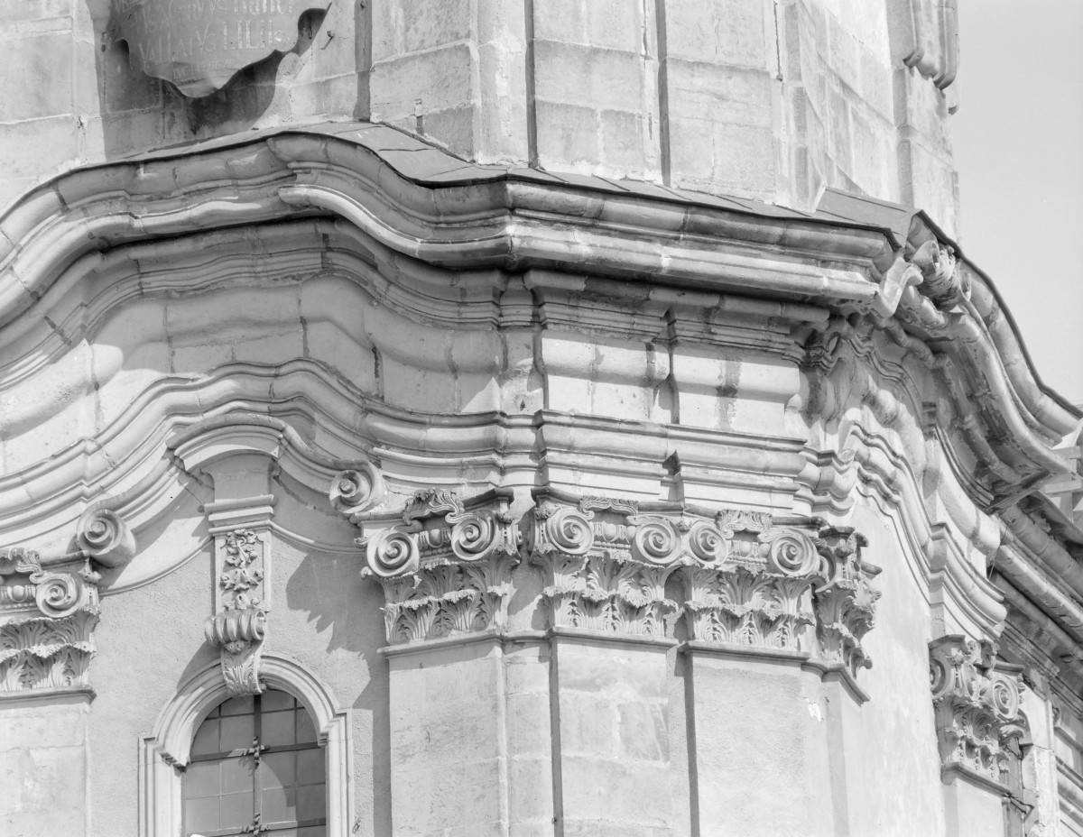 klasztor Benedyktynek - kościół pw. Wniebowzięcia Najświętszej Maryi Panny - elewacja frontowa - fragment gzymsowania, skan 1