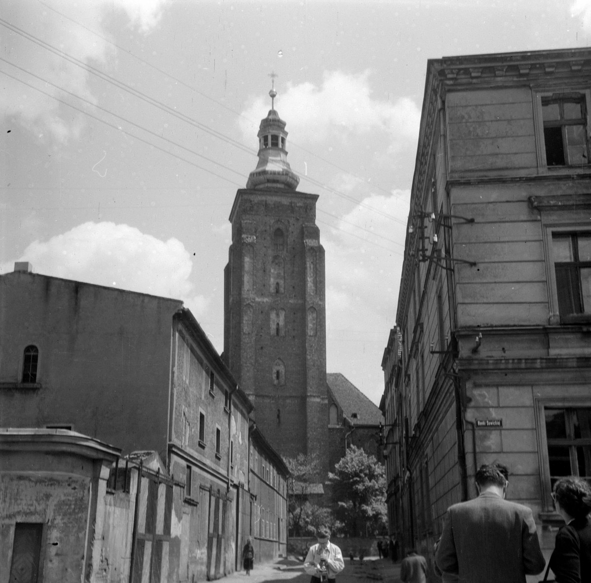kościół pw. Świętych Apostołów Piotra i Pawła - wieża kościelna - widok od zachodu, skan 1