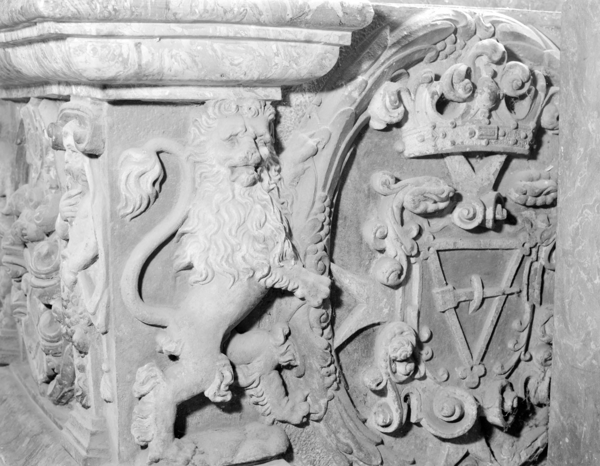 mauzoleum Piastów Świdnickich - wnętrze: sarkofag przy oknie południowym, fragment dekoracji tumby, skan 1