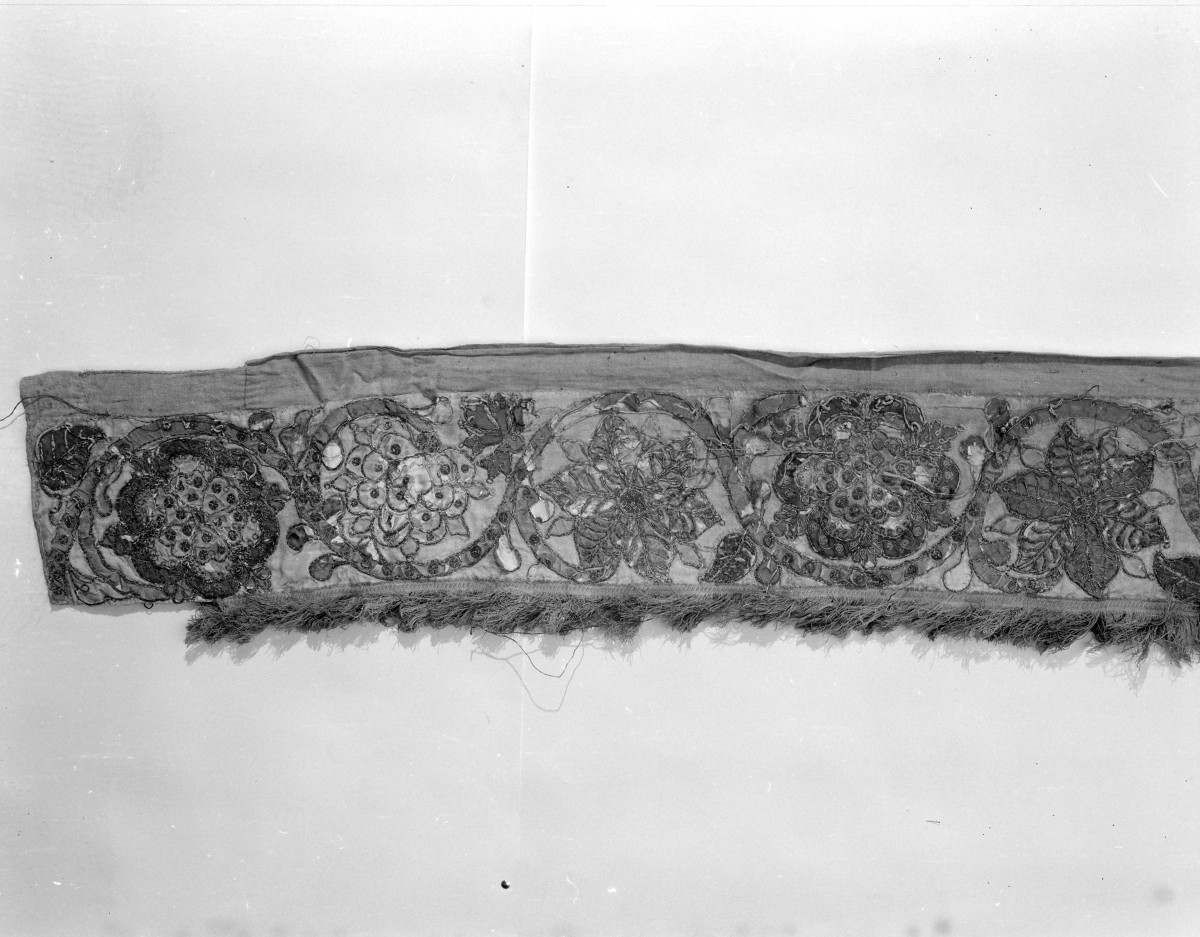 klasztor Benedyktynek - zbiory - materiał z haftem - fragment, skan 1