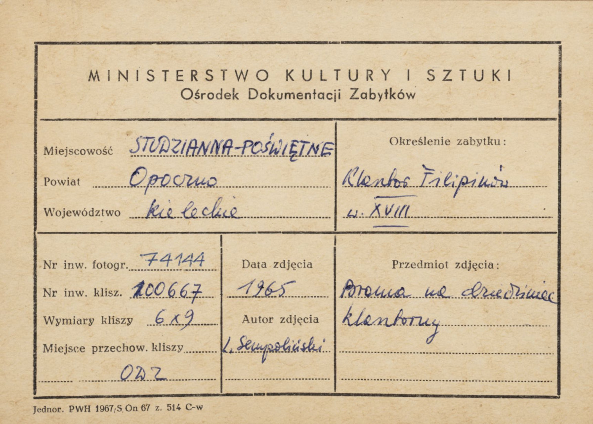 Zespół klasztorny Filipinów - brama na dziedziniec gospodarczy, widok ogólny od tyłu, oraz część zabudowań gospodarczych - metryczka, skan 1
