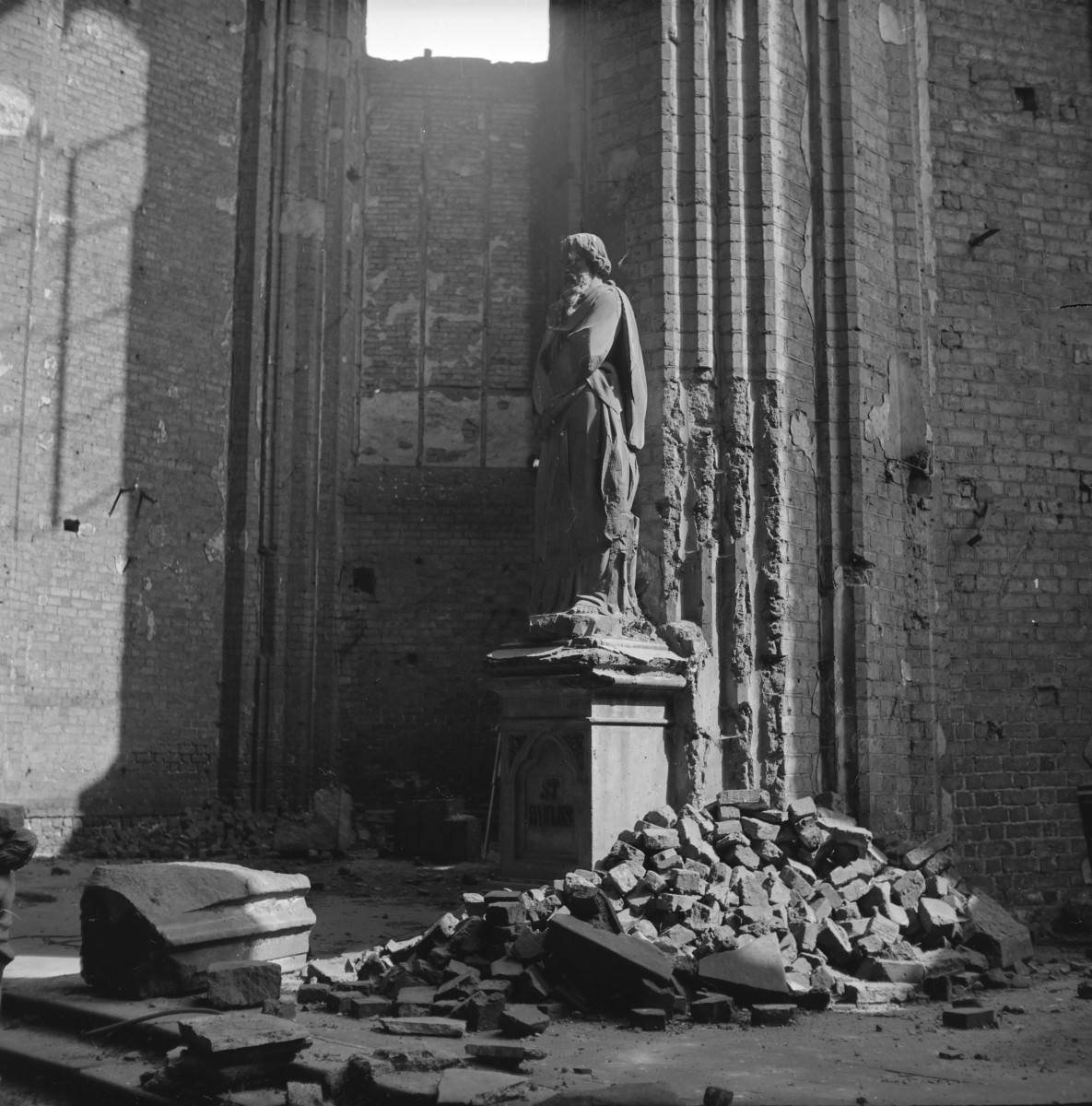 Kościół Najświętszej Maryi Panny - wnętrze. Fragment podczas odbudowy., skan 1
