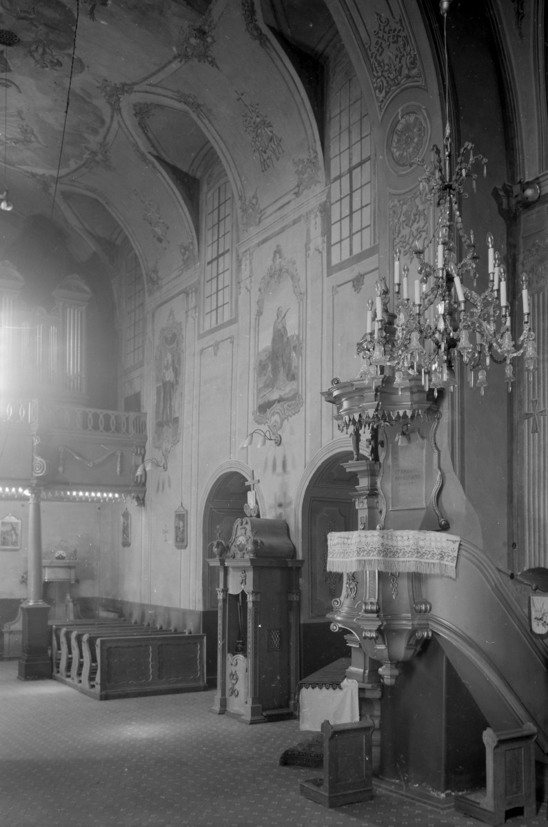 kościół oo. Karmelitów pw. św.św. Katarzyny i Barbary - wnętrze: widok nawy głównej w kierunku chóru, z amboną, skan 1