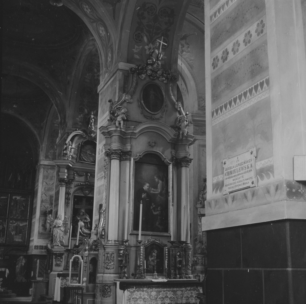 bazylika kolegiacka Wniebowzięcia - wnętrze, ołtarz boczny przy filarze, skan 1