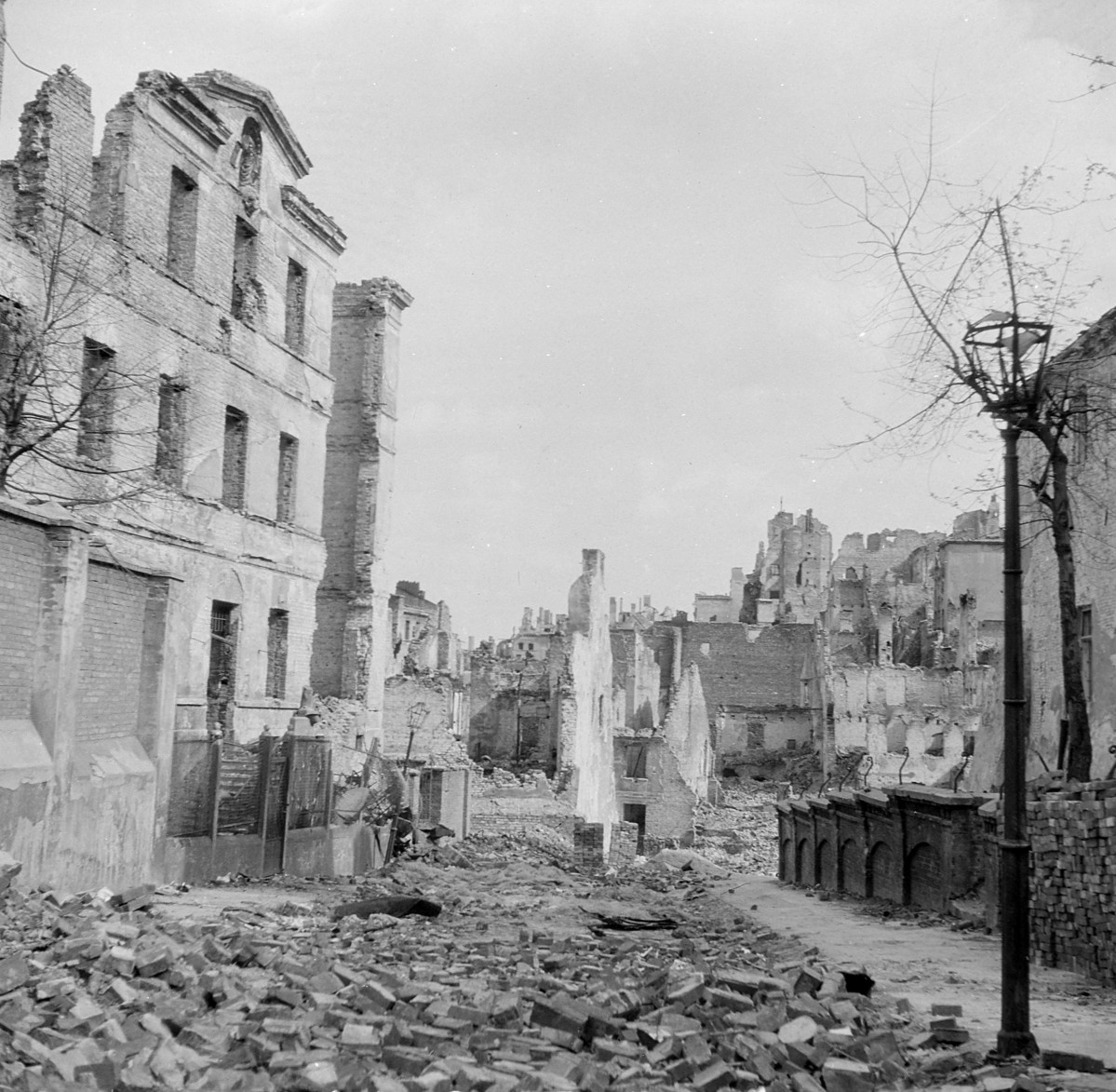 Ruiny zabudowy miejskiej. Widok w kierunku ul. Mostowej, skan 1