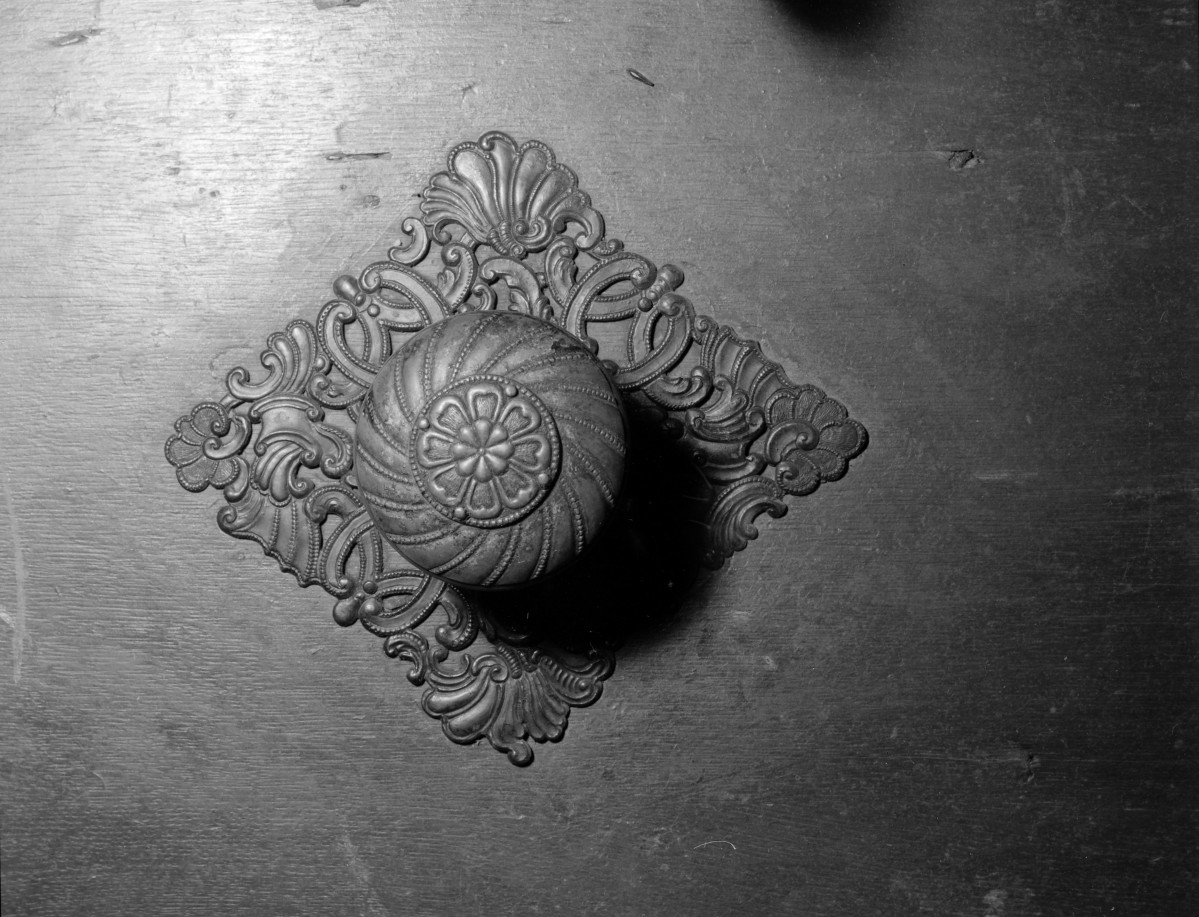 kościół, ob. parafialny pw. Wniebowzięcia Najświętszej Marii Panny - klamka w drzwiach głównych, skan 1