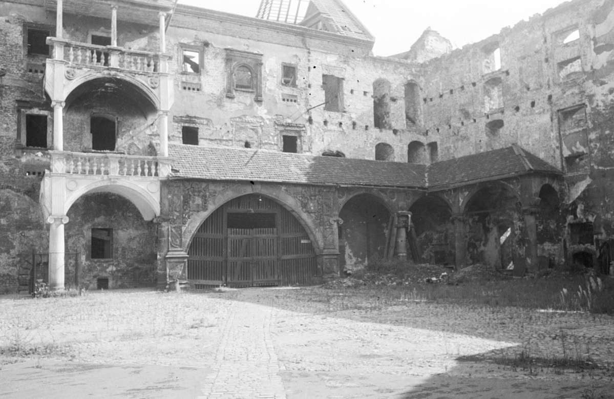 zamek - dziedziniec - fragment, skan 1