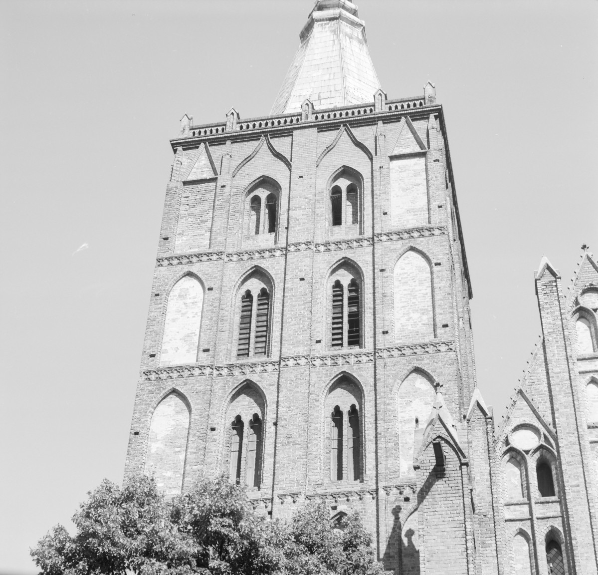 Kościół Wniebowzięcia Najświętszej Maryi Panny - wieża z blendami i dzielona gzymsem na poszczególne poziomy., skan 1