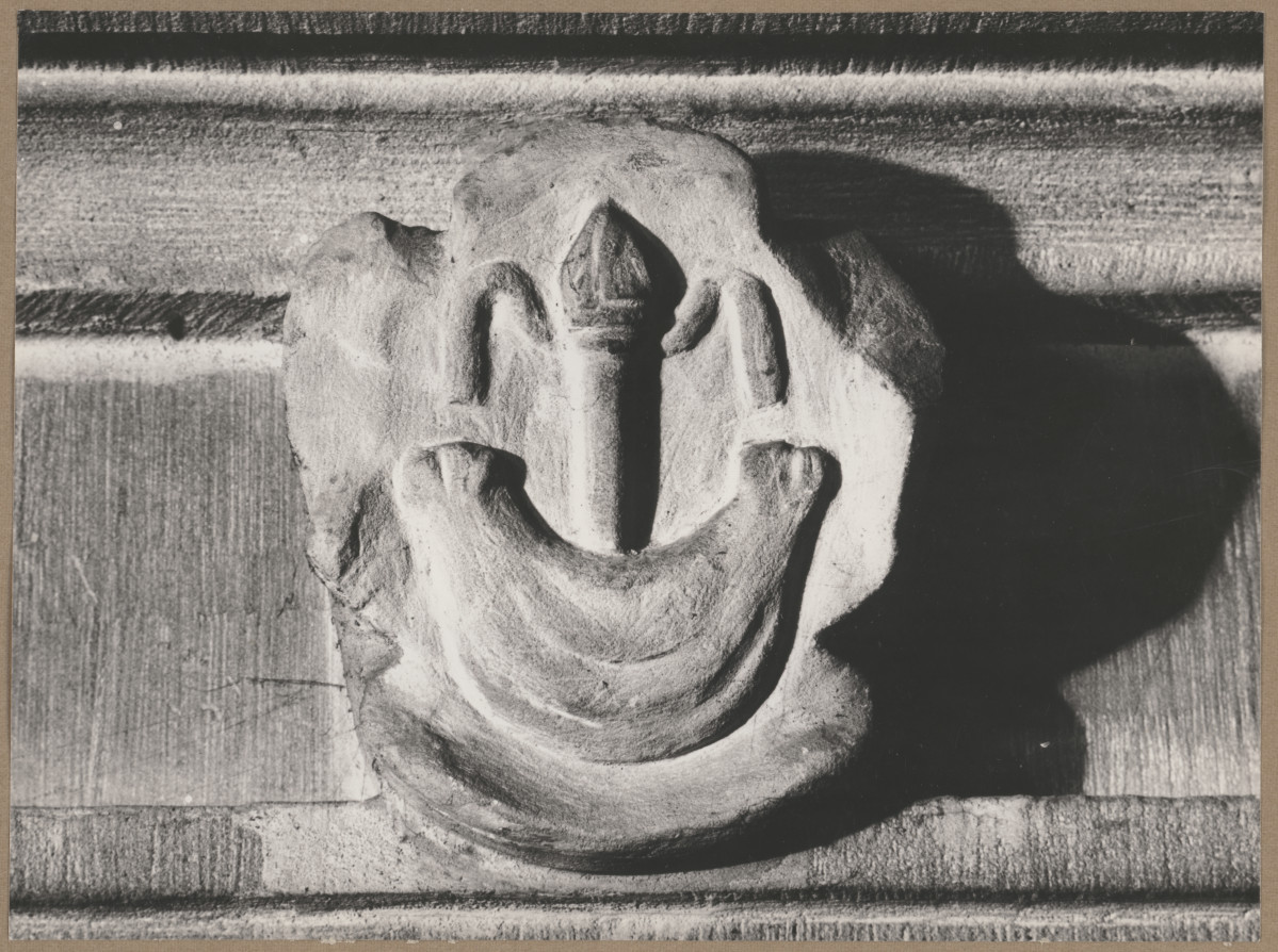 Pałac biskupów - wnętrze, I pokój kapituły, fragment portalu do narożnego alkierza z herbem Korab, skan 1