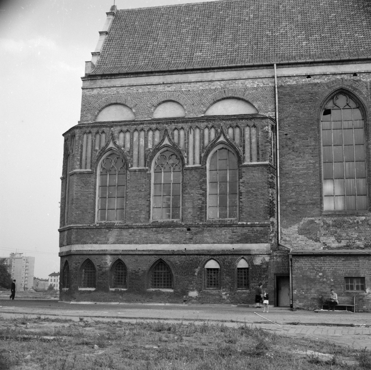 kościół rzymskokatolicki, ob. katedra pw. św. Mikołaja - elewacja północna, część zachodnia, skan 1