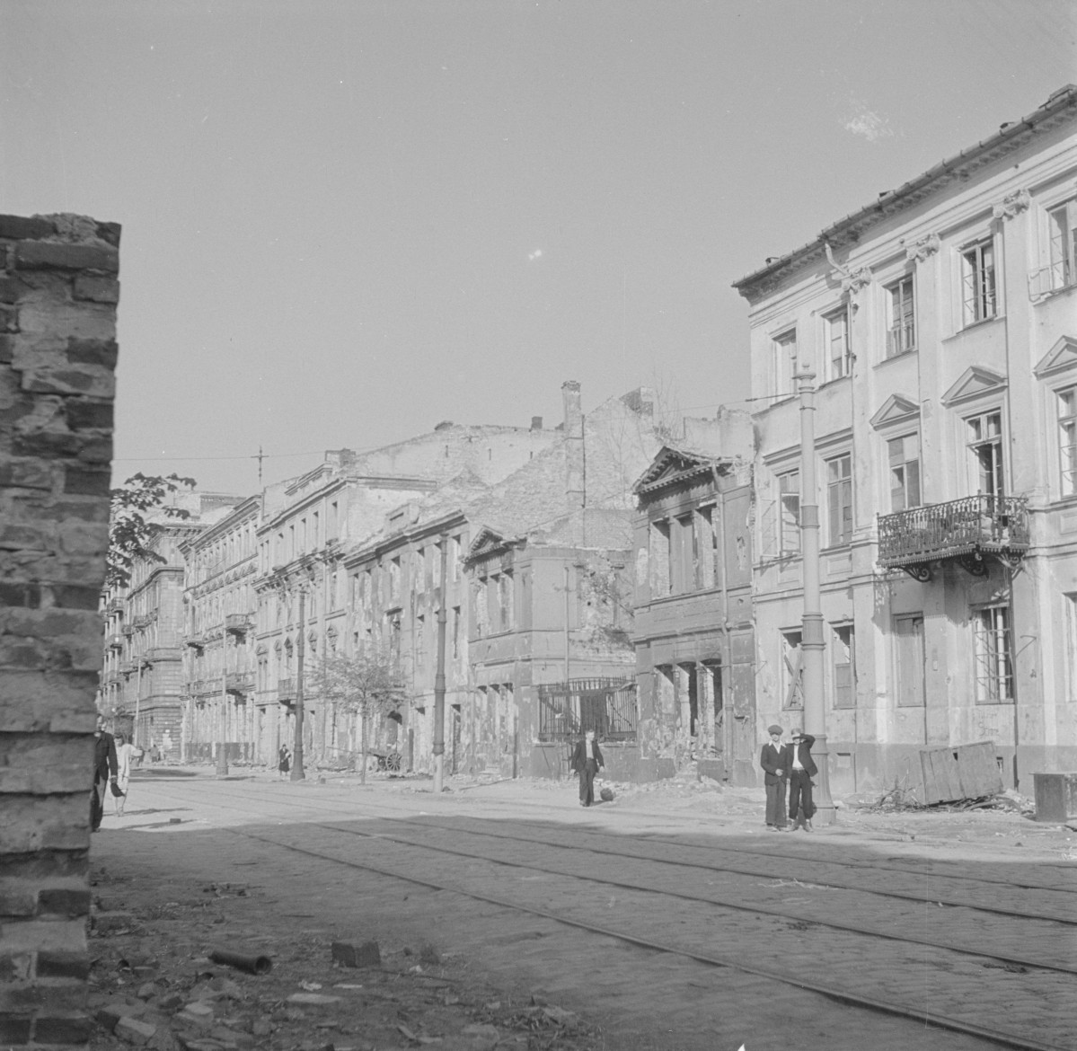 Ruina zabudowy miejskiej, strona wschodnia. Zniszczenia., skan 1