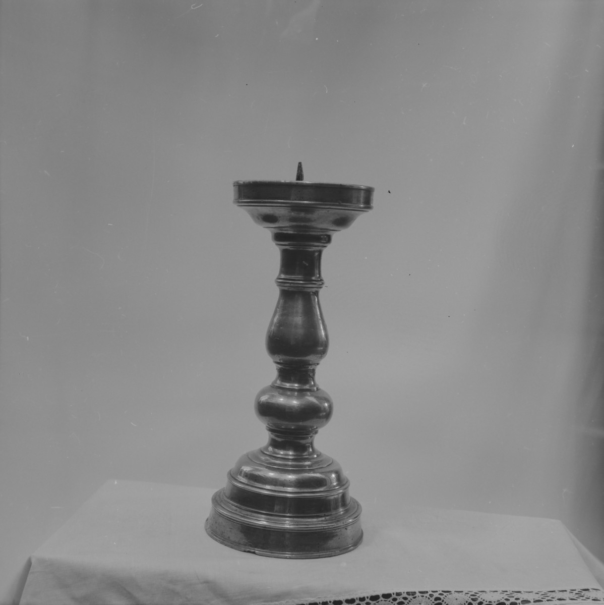 Bazyliki Wniebowzięcia NMP - wnętrze: lichtarz mosiężny, skan 1