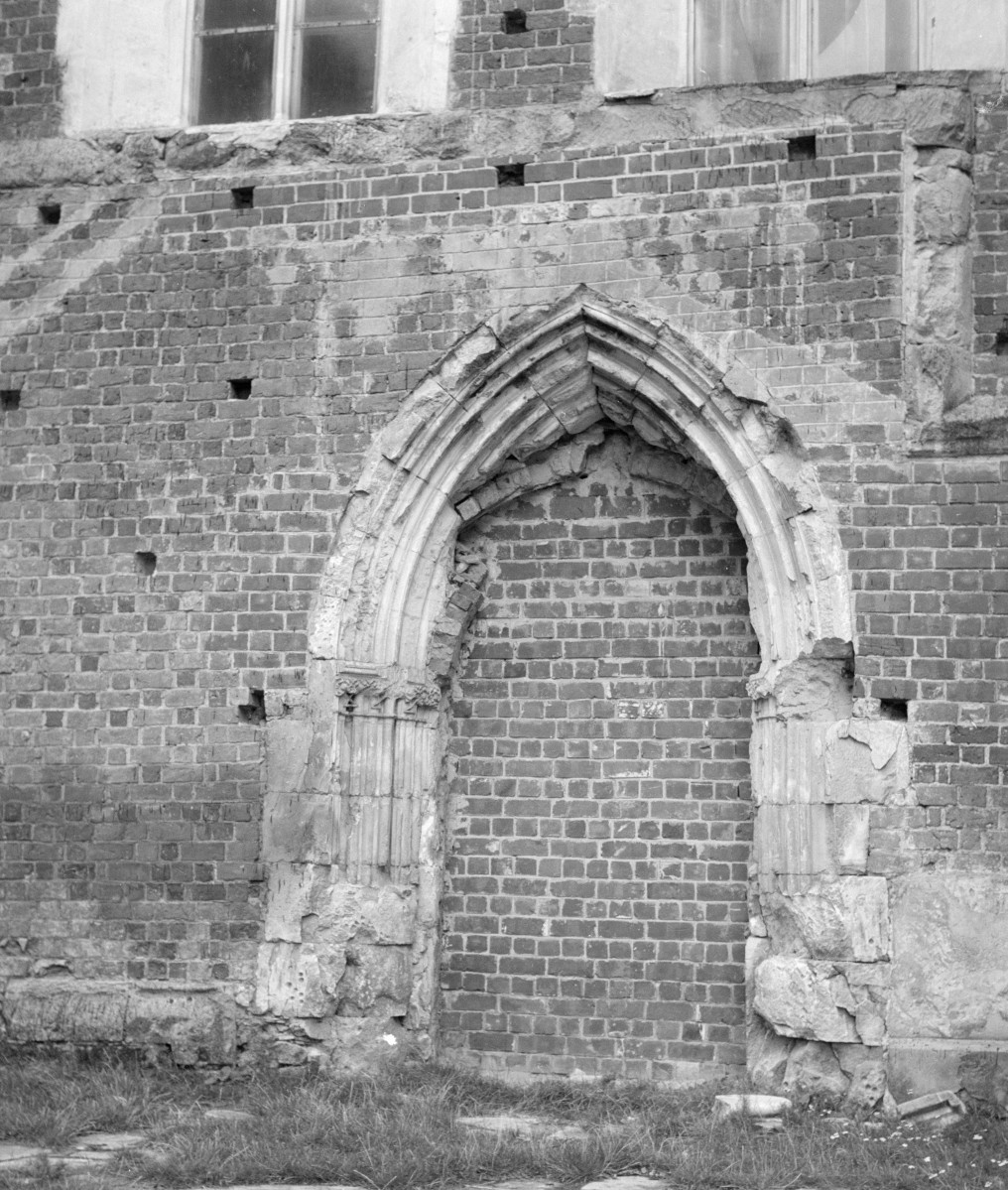 kościół św. Władysława - portal boczny z zamurowanymi drzwiami, skan 1