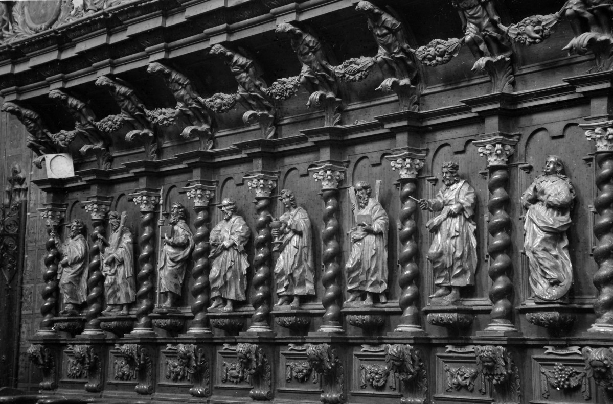 bazylika katedralna Wniebowzięcia NMP - nawa główna - stalle, skan 1