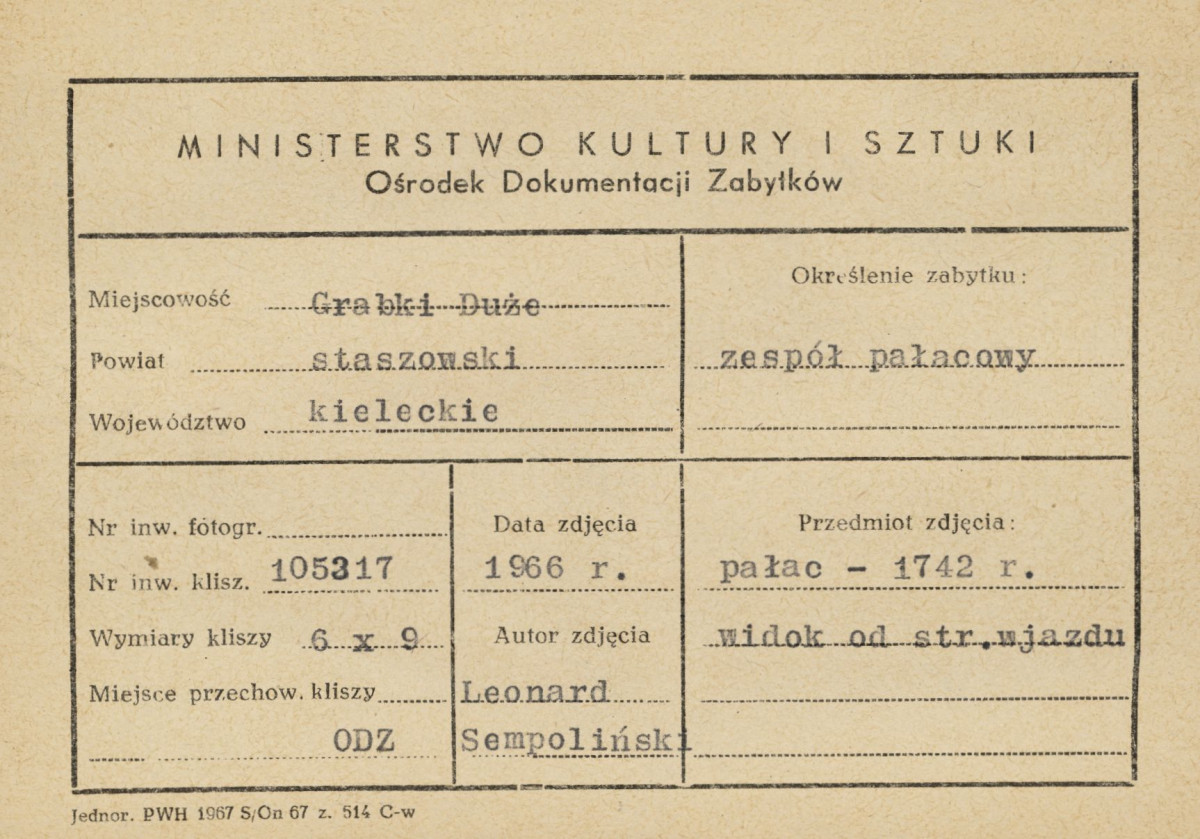 Zespół pałacowy - widok pałacu z pawilonami od strony frontowej - metryczka, skan 1