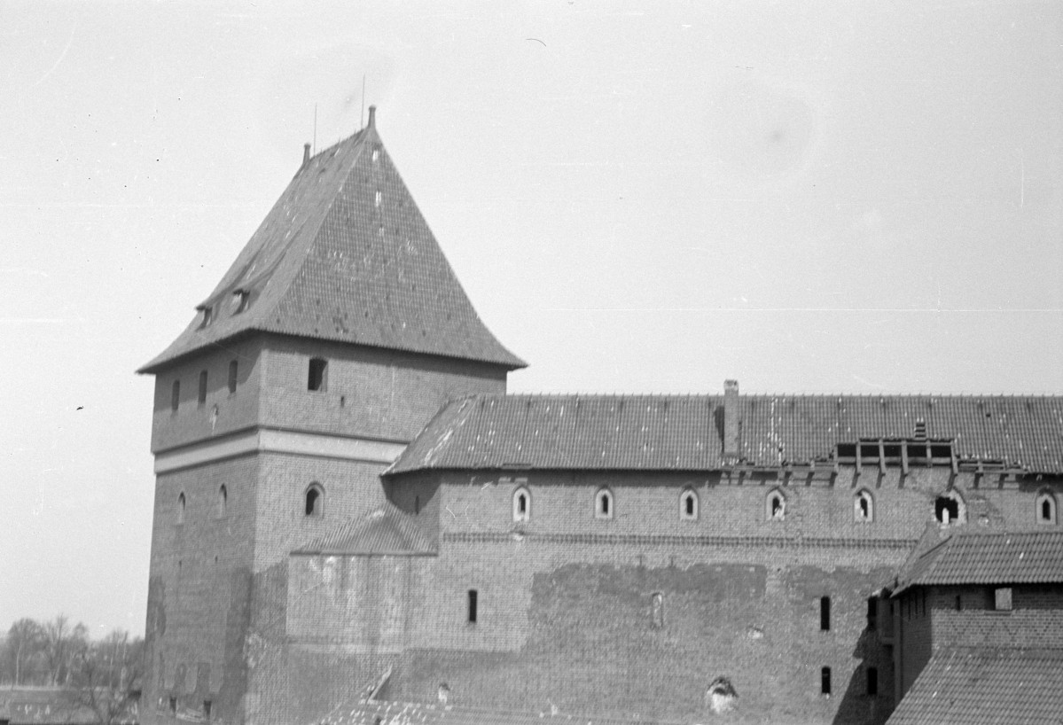 zamek wysoki - ganki murów obronnych, skan 1