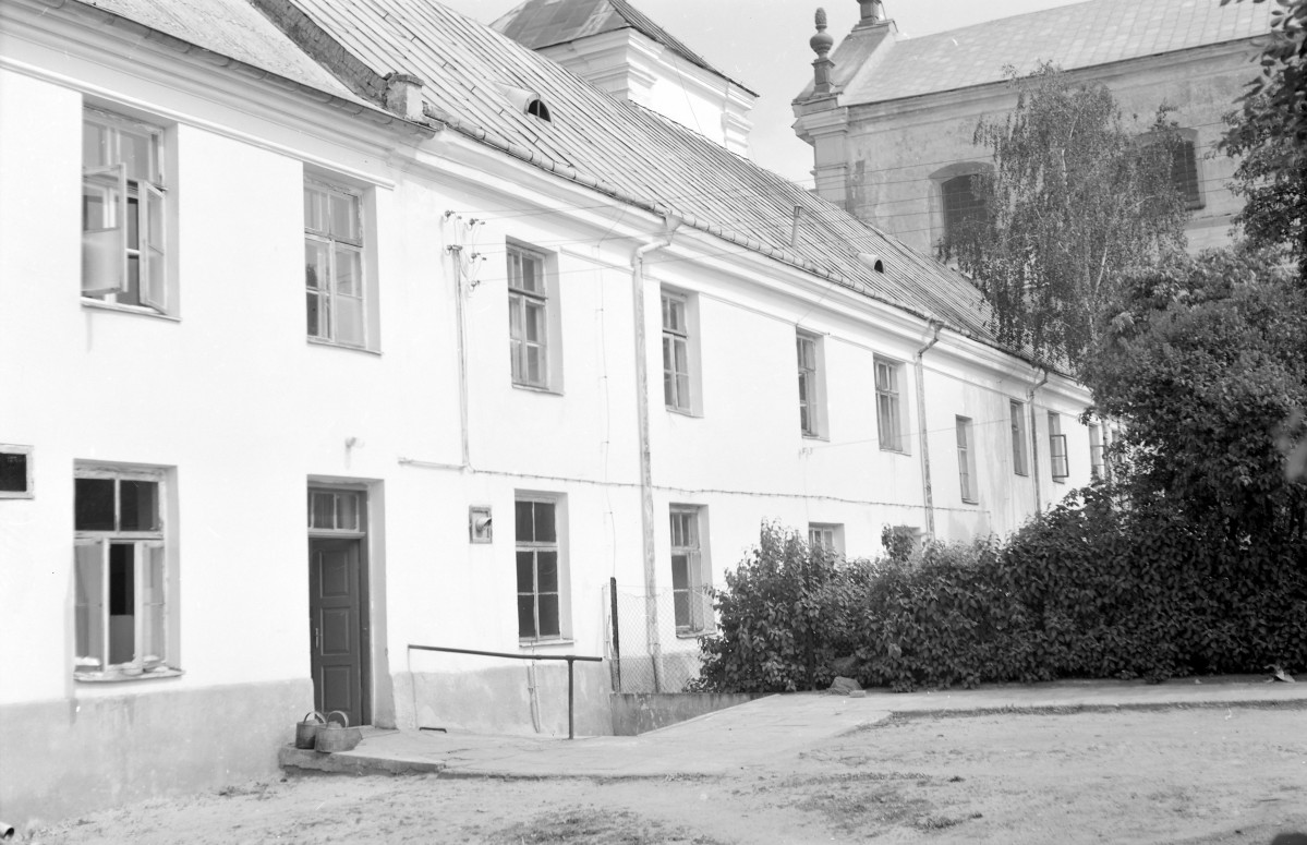 zespół poklasztorny - elewacja zachodnia skrzydło kollegium, skan 1
