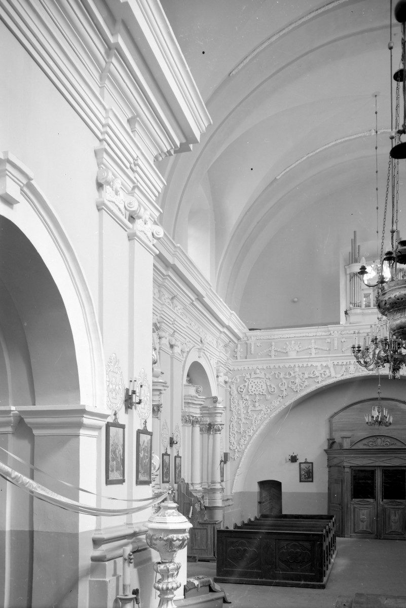 Kościół św. Jacka - wnętrze: widok na zach. ściane nawy i fragment empory, skan 1