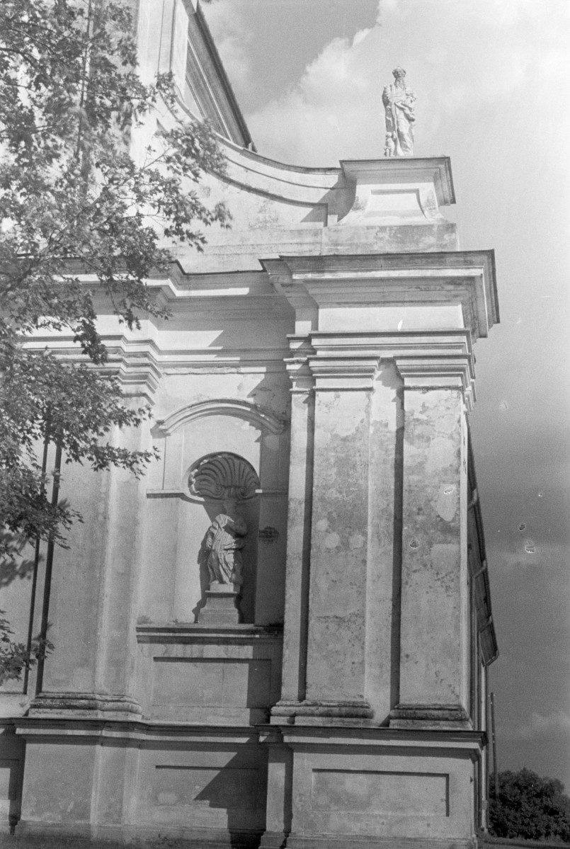 klasztor kartuzów /d. Dominikanów/ - kościół pw. Najświętszej Maryi Panny Bolesnej - elewacja frontowa - fragment, skan 1