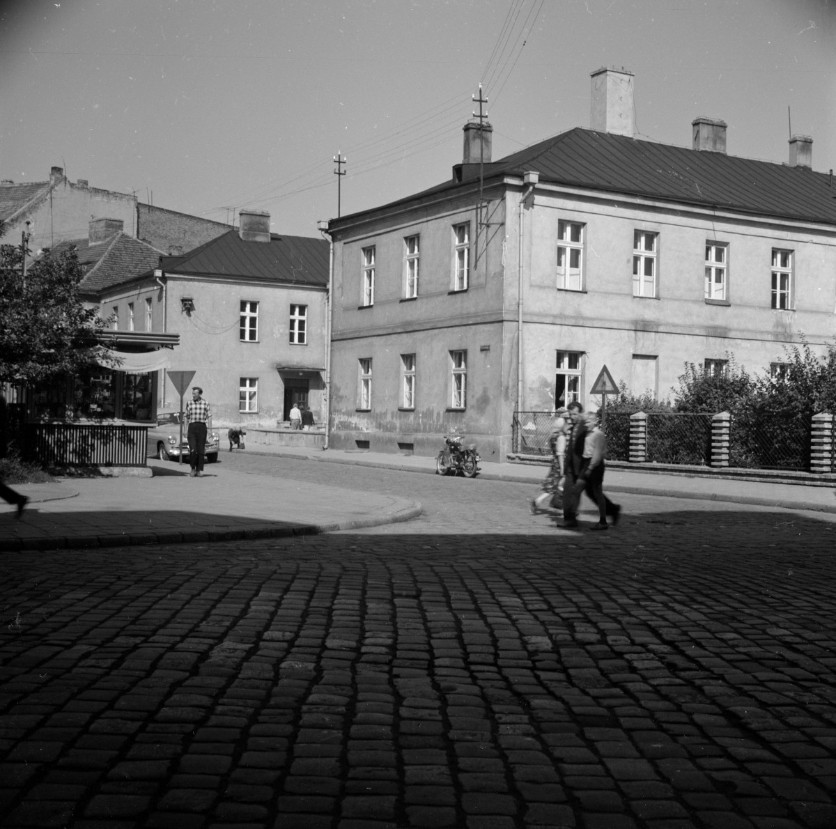 I Liceum Ogólnokształcące im. Adama Asnyka - elewacja płd. ulica, skan 1