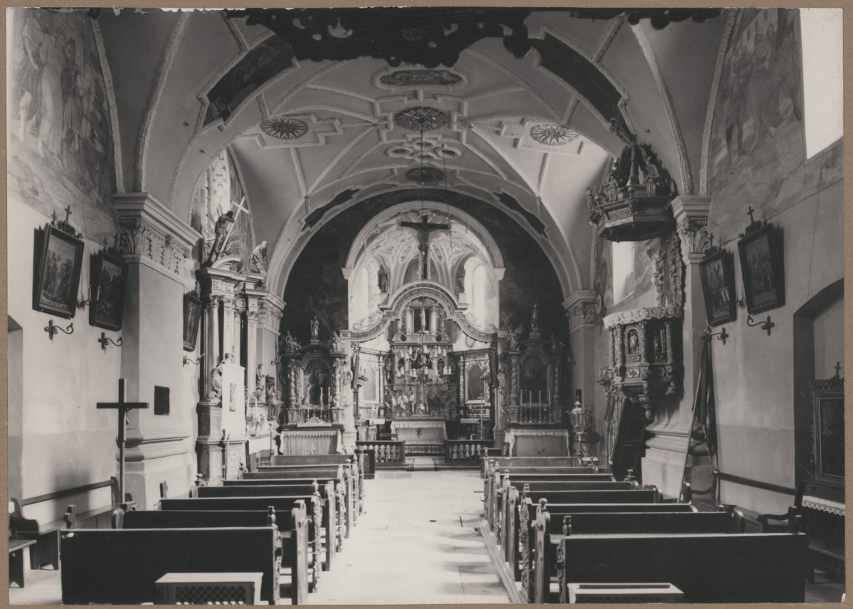 Kościół parafialny pw. św. Pawła - wnętrze, widok na nawę i prezbiterium, skan 1