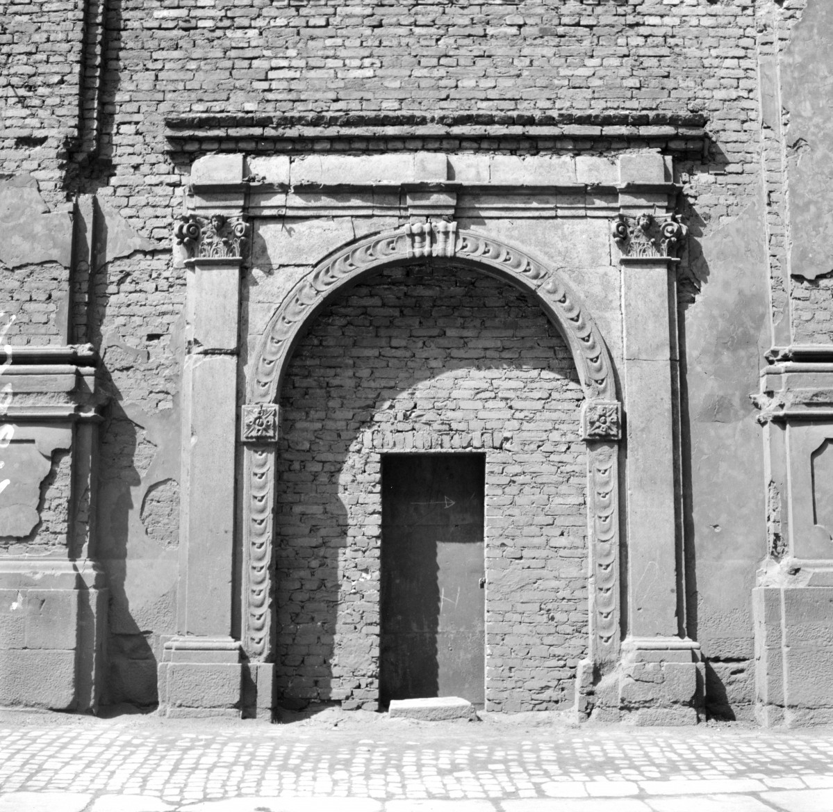 kościół św. Anny - elewacja frontowa, portal, skan 1