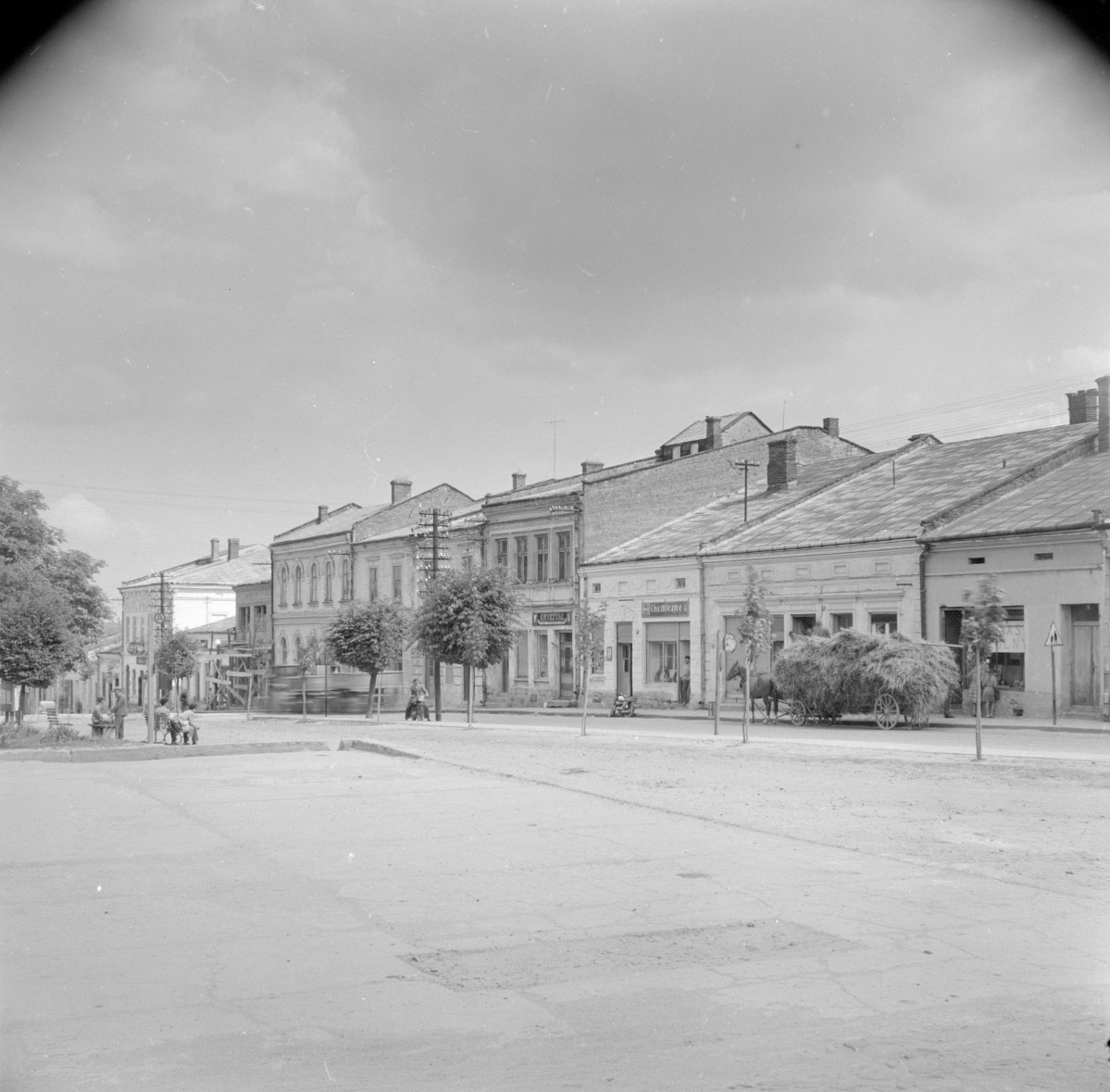 rynek - widok ogólny na pierzeje, skan 1