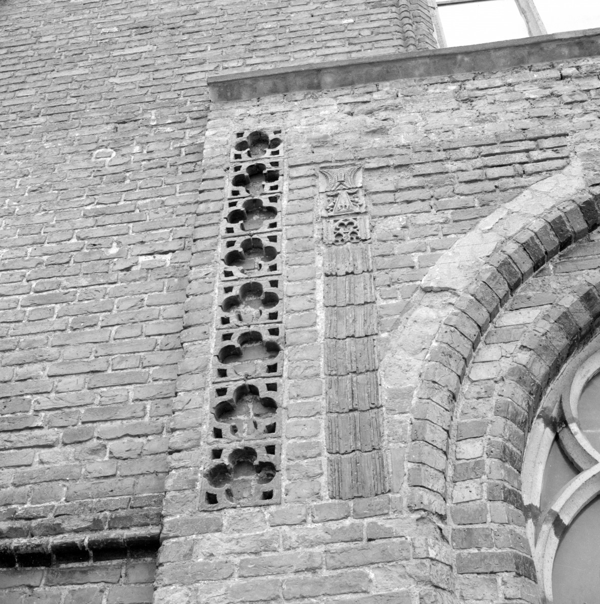 kościół rzymskokatolicki, ob. katedra pw. św. Mikołaja - elewacja północna, portal fragment, skan 1