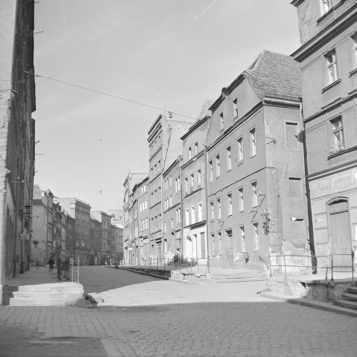 Zabudowa miejska. Elewacje frontowe kamienic. Dach naczółkowy. , skan 1