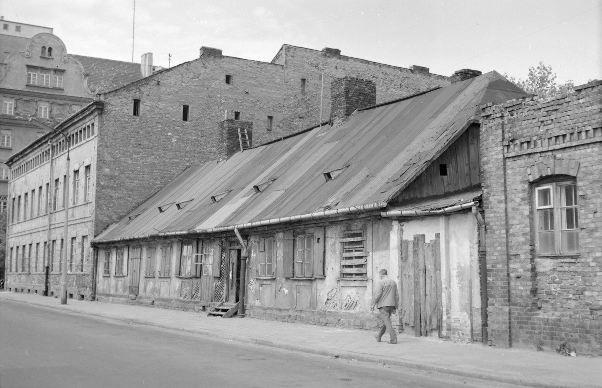 parterowy budynek mieszkalny - elewacja frontowa, skan 1