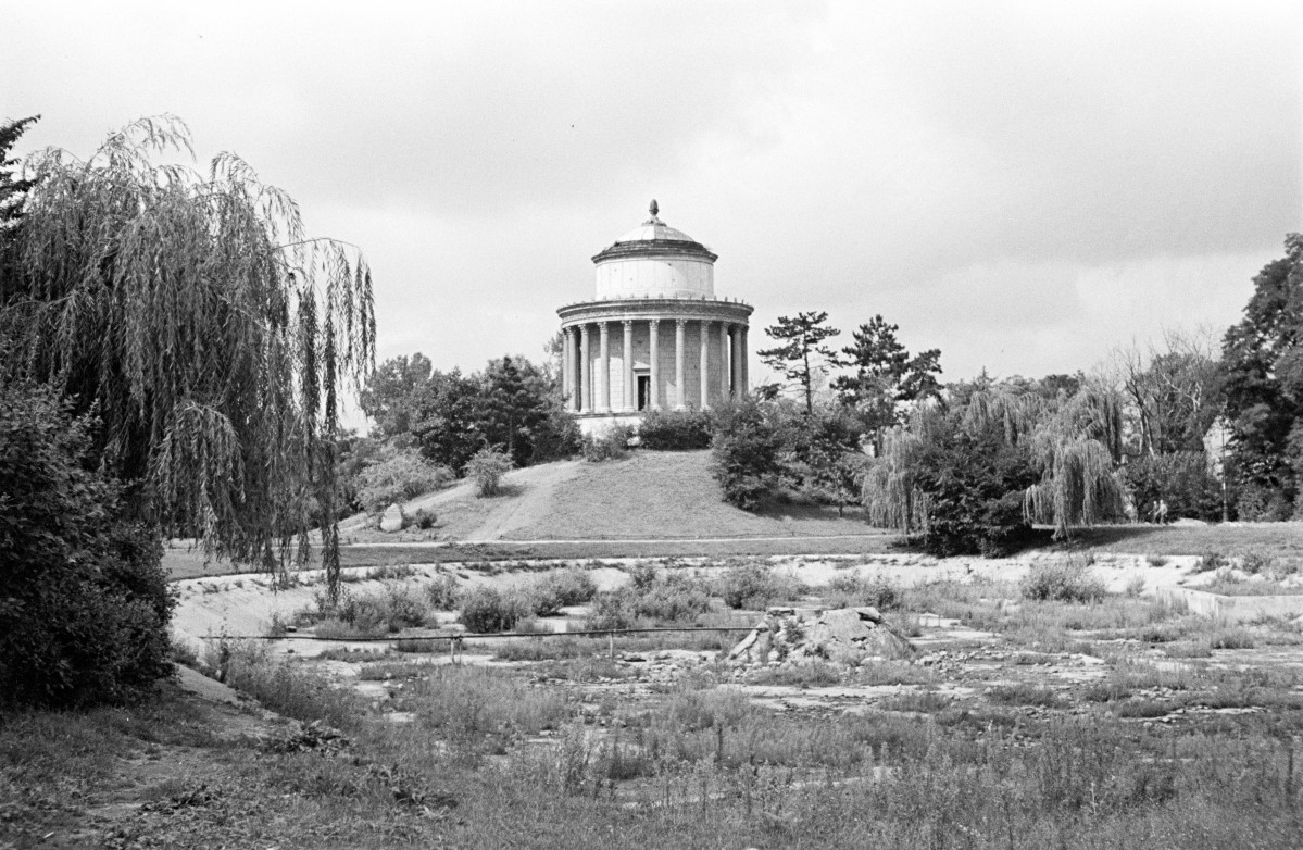 Widok na Wodozbiór Świątynia Westy. Brak wody w stawie i rzeźby "Chłopiec i łabędź". , skan 1