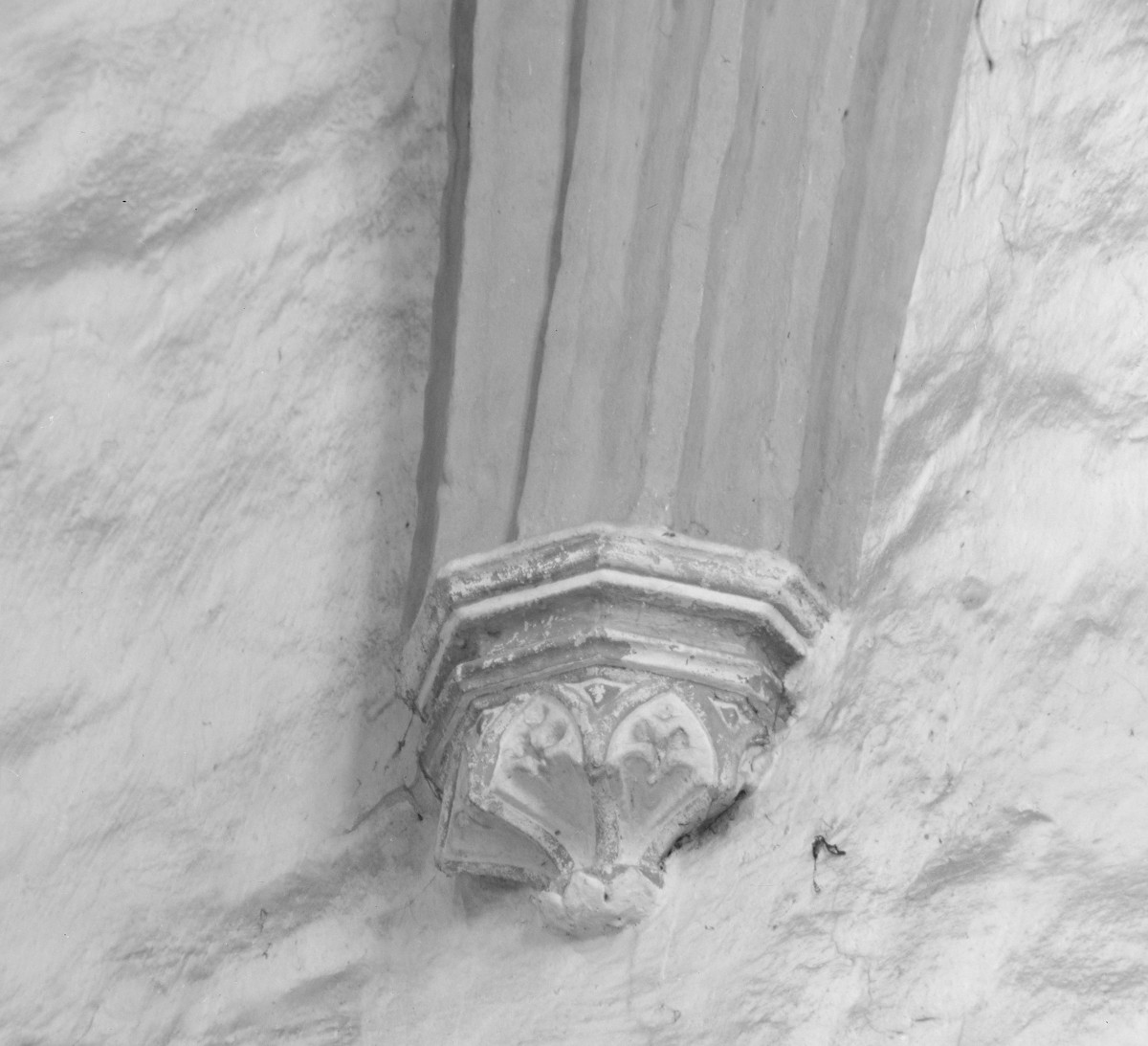 Kościół pod wezwaniem św. Jakuba i św. Mikołaja - wnętrze: wspornik w nawie głównej., skan 1