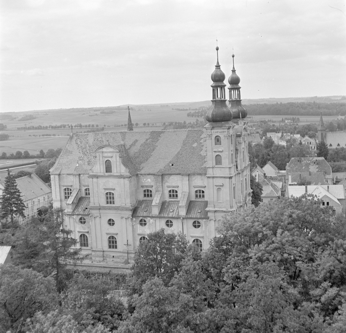 kościół pw. śś. Mikołaja i Franciszka Ksawerego - elewacja południowa - widok z wieży zamkowej, skan 1
