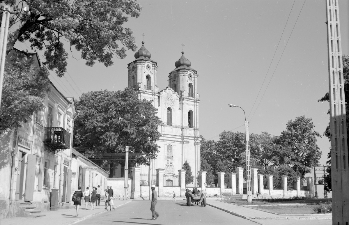 kolegiata - elewacja frontowa, widok od ulicy, skan 1