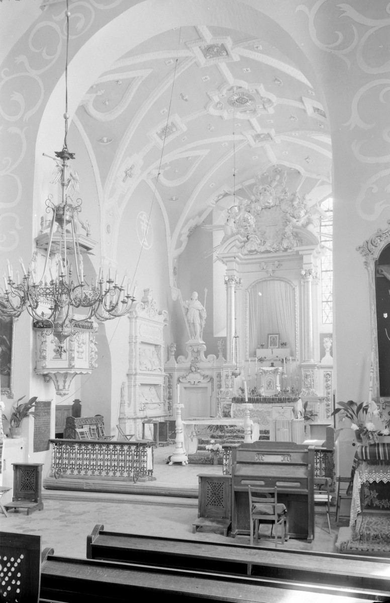 Kościół św. Stanisława Biskupa i Męczennika i św. Małgorzaty - wnętrze. Sklepienie kolebkowe z lunetami. Nawa główna i prezbiterium z ołtarzem głównym. , skan 1