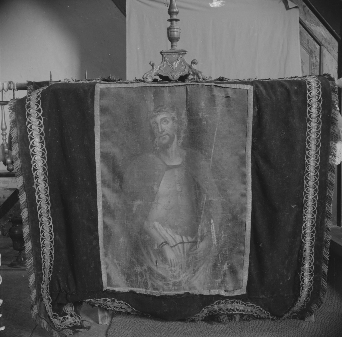 kościół filialny pw. św. Wawrzyńca - czarna chorągiew z obrazem "Ecco Homo", skan 1