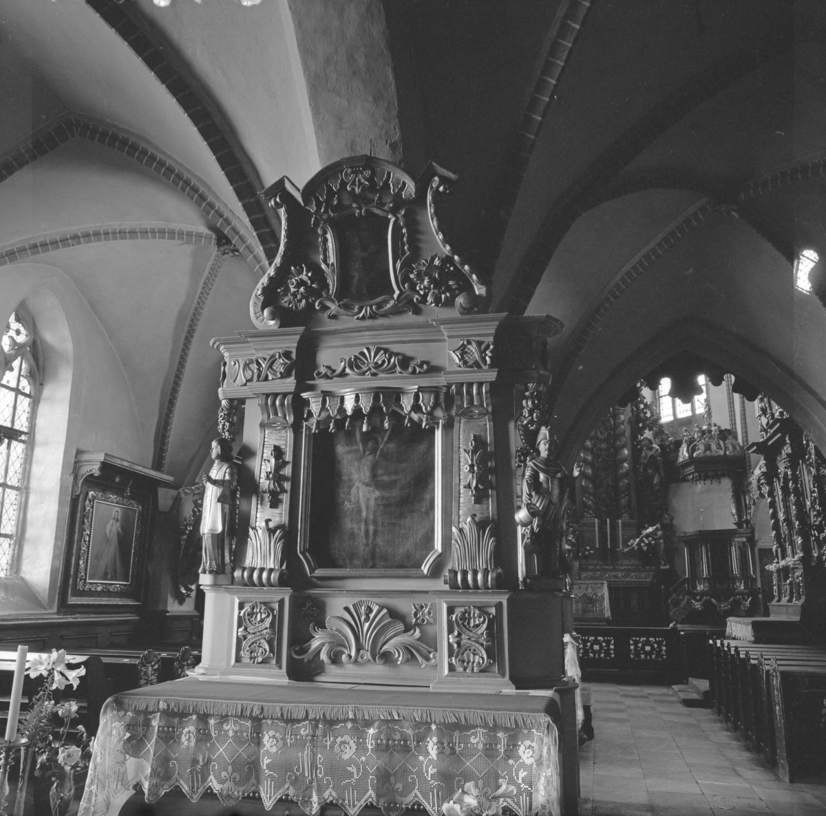Kościół św. Jan Chrzciciela i św. Jana Ewangelisty - wnętrz kościoła górnego:ołtarz boczny, skan 1