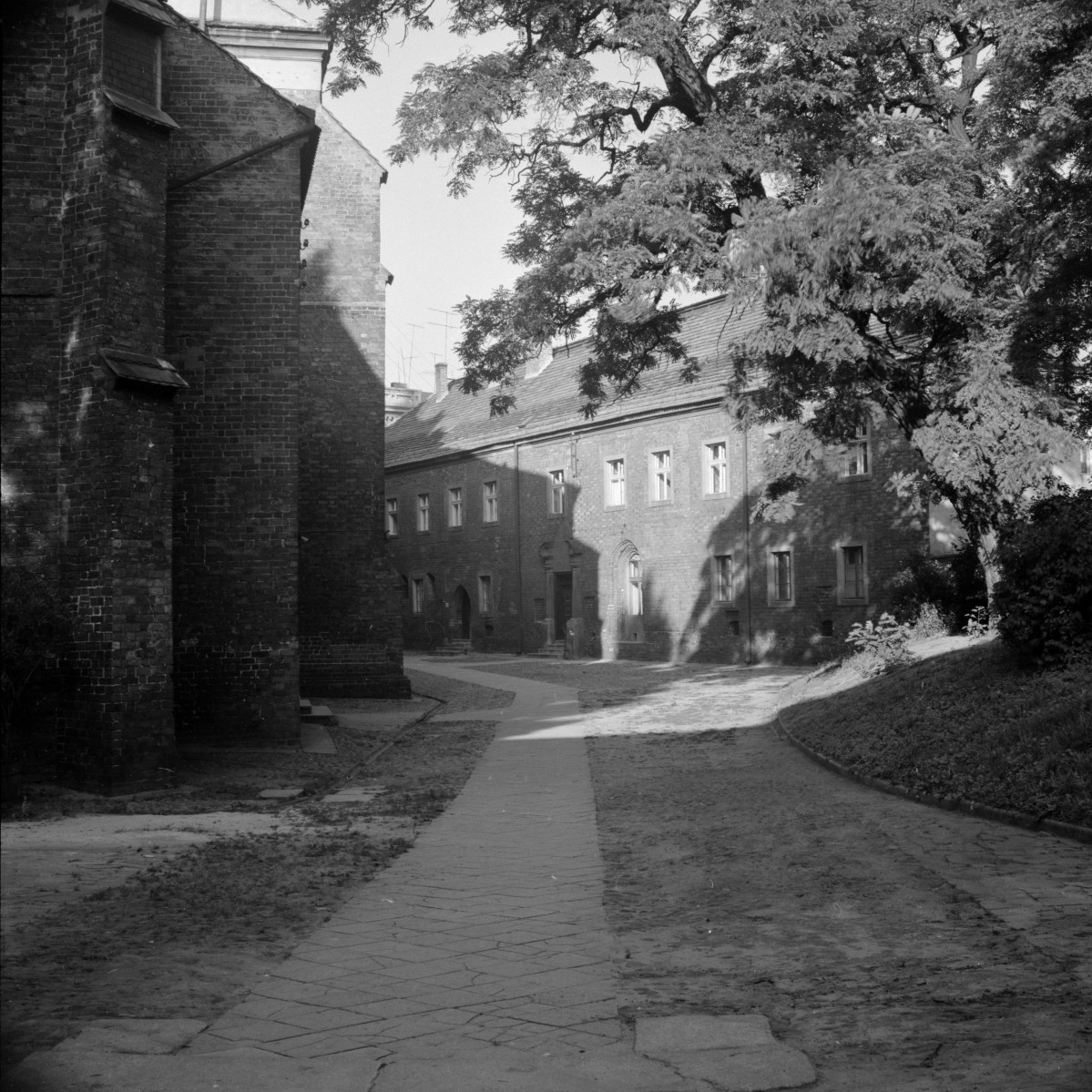 dom parafialny przy kościele św. Mikołaja - elewacja, widok ogólny, skan 1