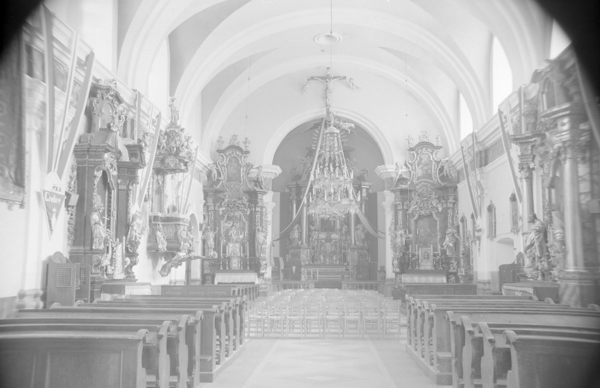 Parafia św. Idziego Opata - wnętrze: nawa główna i ołtarz główny, skan 1