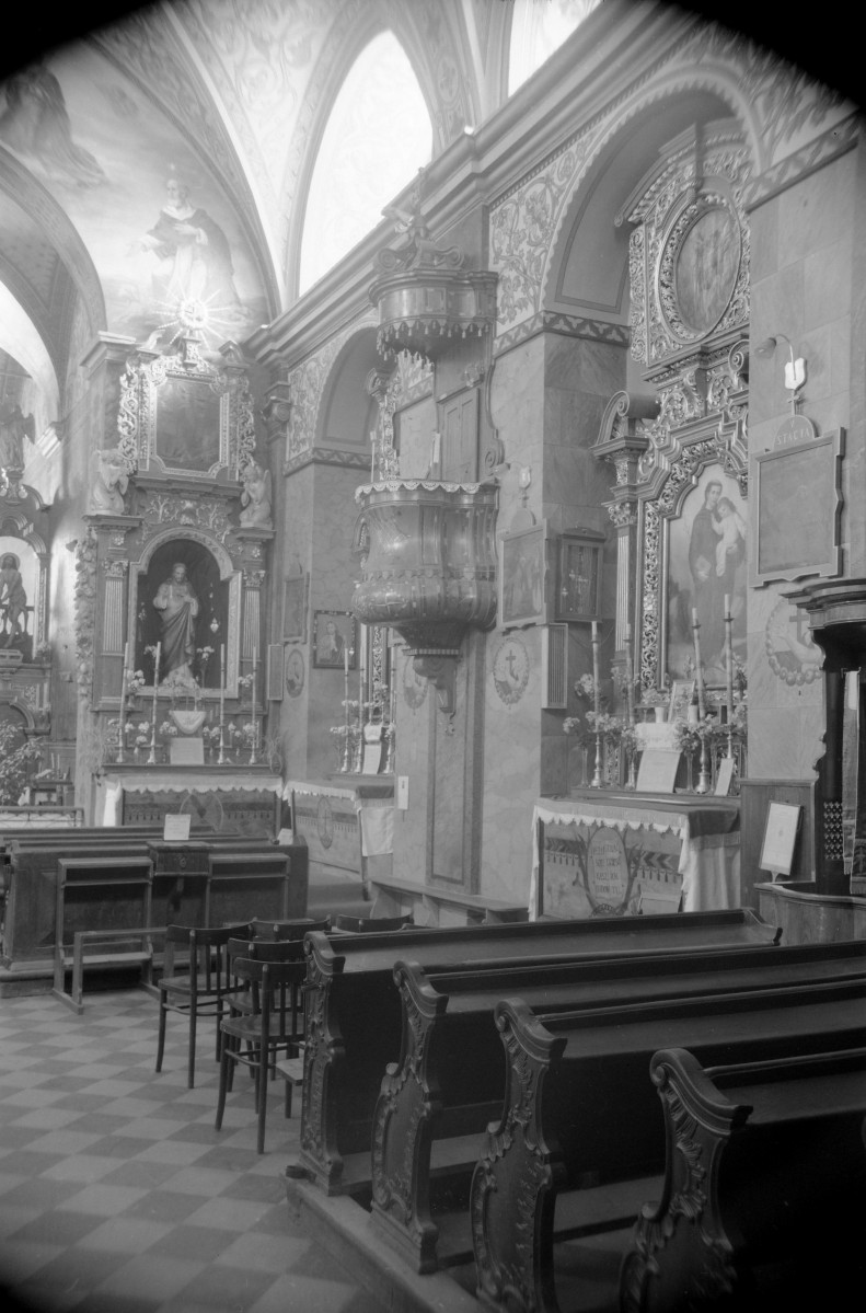 Kościół klasztorny p.w. Matki Boskiej Anielskiej - wnętrze: ołtarze boczne i ambona., skan 1