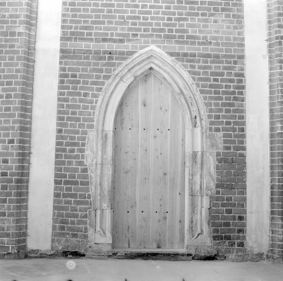 Kościół NMP na Piasku - wnętrze: portal gotycki w nawie pd., skan 1