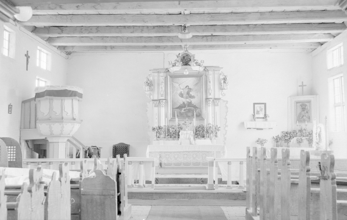 Kościół filialny św. Michała Archanioła - wnętrze: ołtarz główny oraz ambona, skan 1