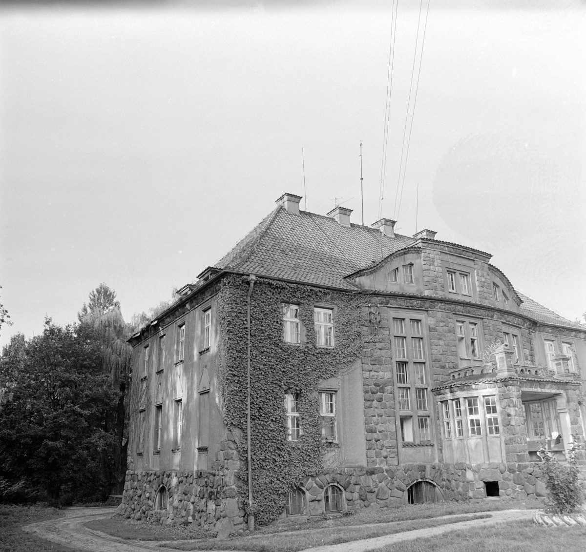 pałac - elewacja frontowa, skan 1