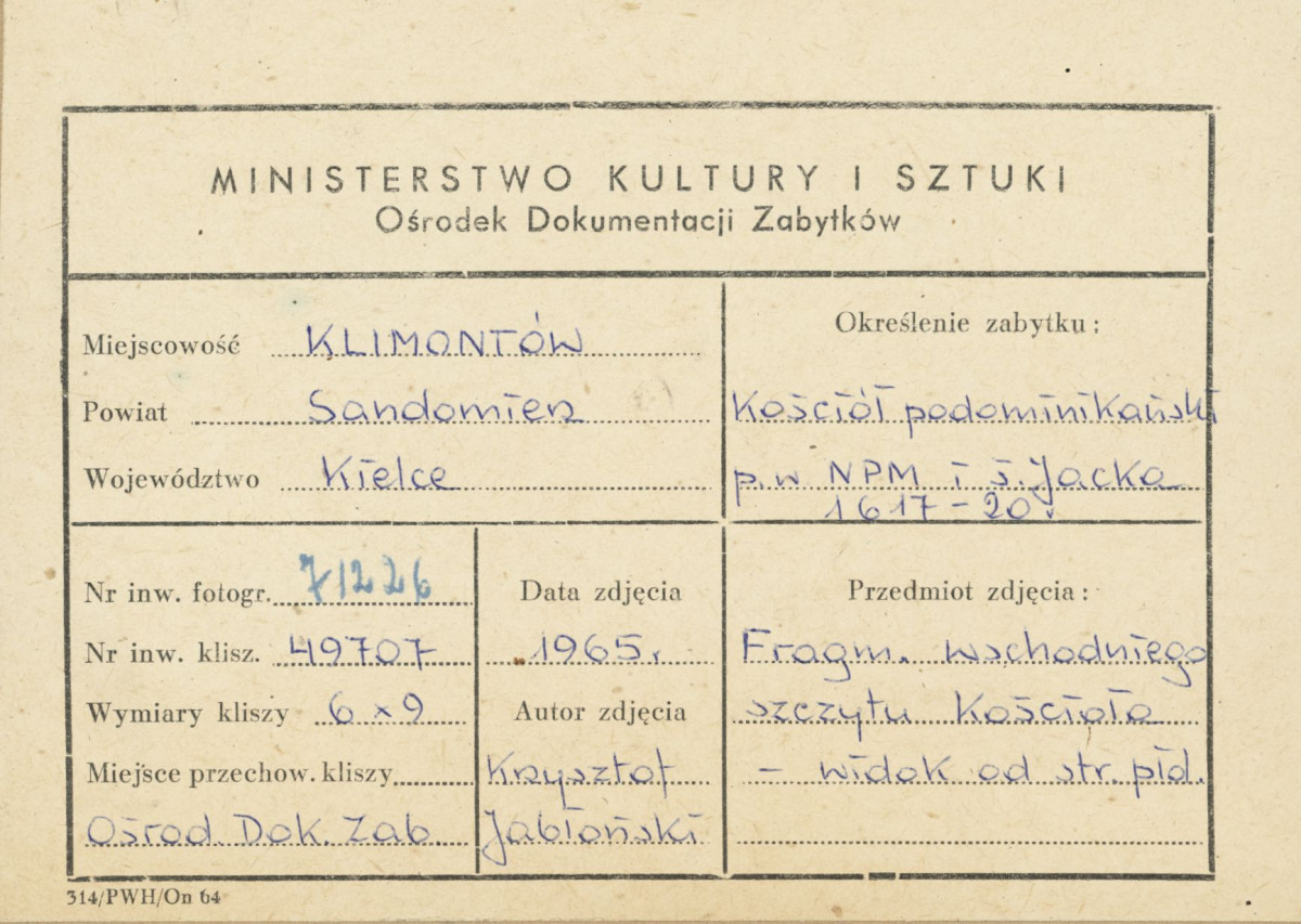Zespół klasztorny - fragment wsch. szczytu kościoła - widok od strony płd. - metryczka, skan 1