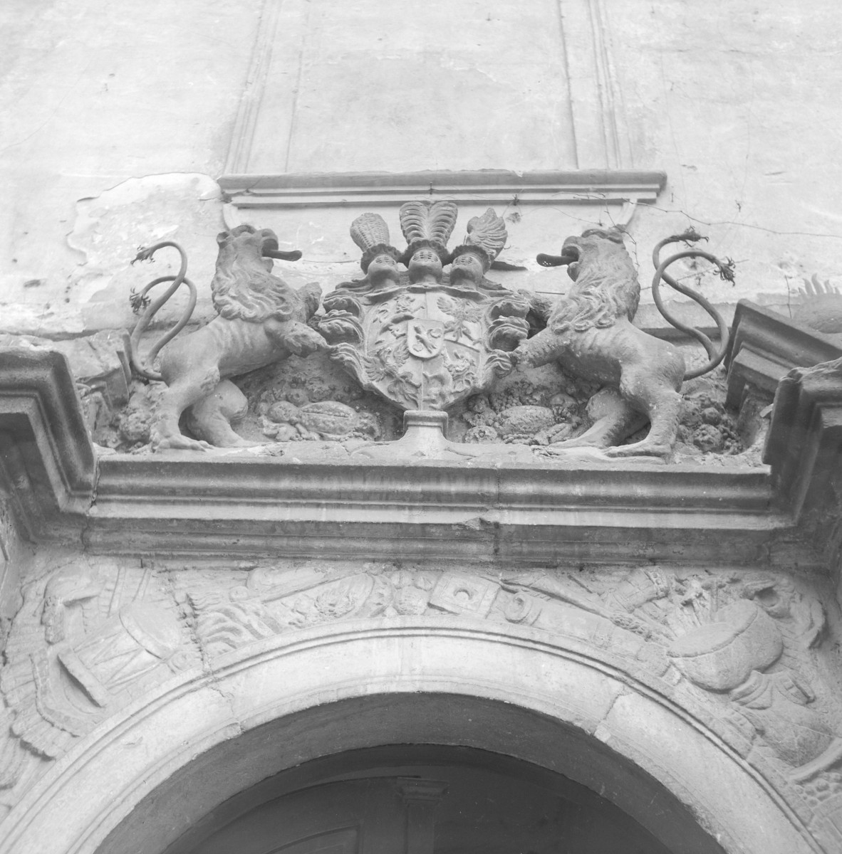 zamek Górny, Zamek Oppersdorffów - portal (1671) w skrzydle bocznym, zwieńczenie, skan 1