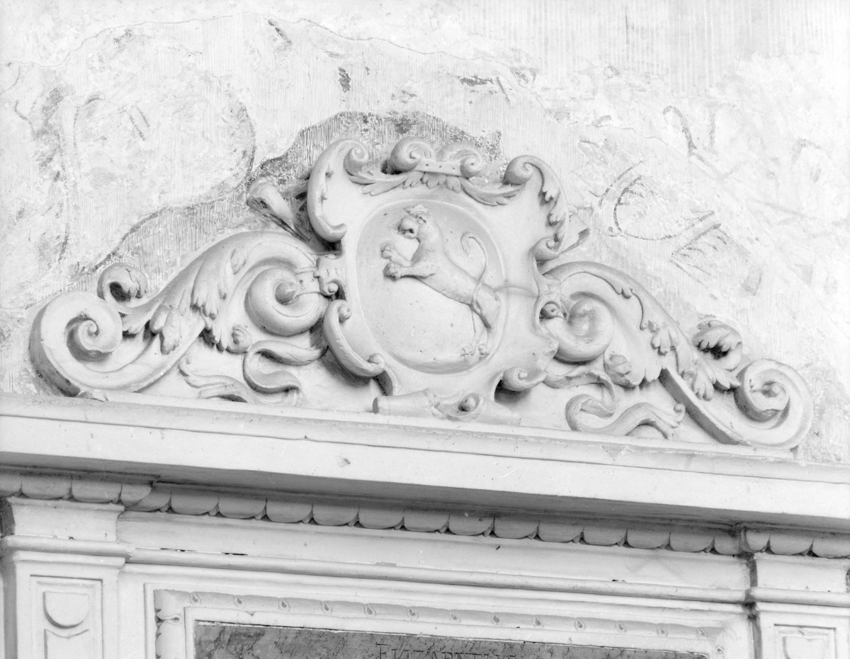 kościół pw. św. Mikołaja - wnętrze - prezbiterium - ściana północna - nagrobek Elżbiety Firlejowej - kartusz herbowy z herbem Lewart w zwieńczeniu, skan 1