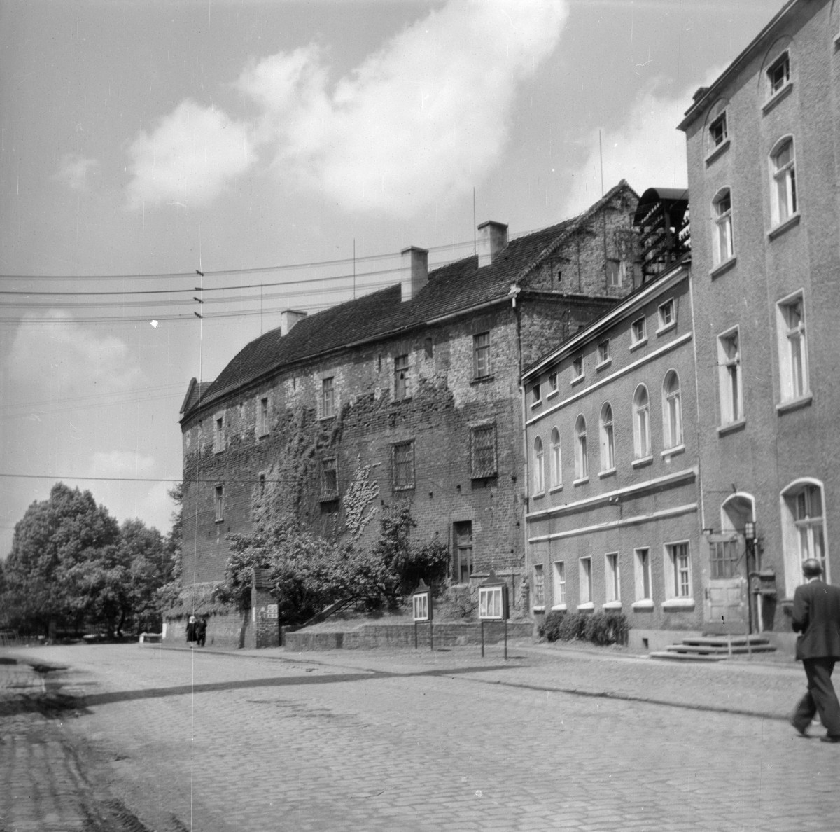 zamek królewski - skrzydło południowe - widok od strony ulicy, skan 1