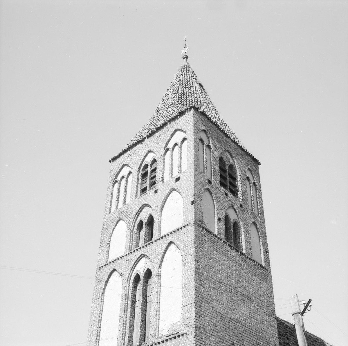 kościół pw. Ducha Świętego - elewacja frontowa - wieża - fragment, skan 1