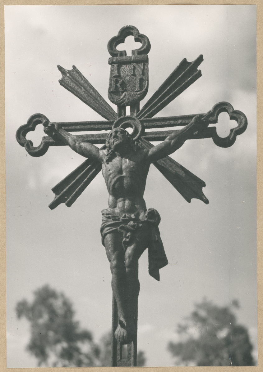 Kościół cmentarny p.w. Św. Trójcy - krzyż nagrobny, skan 1